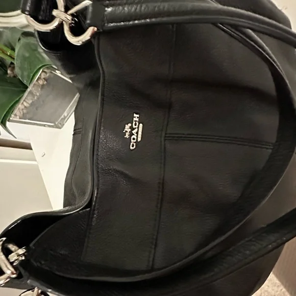 Coach Black Leather Shoulder Bag with Pebbled Texture - Picture 4 of 14